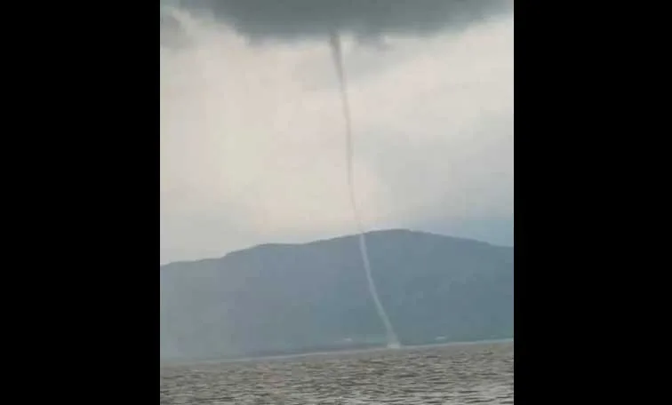 Sorprende tromba marina en el Lago de Chapala