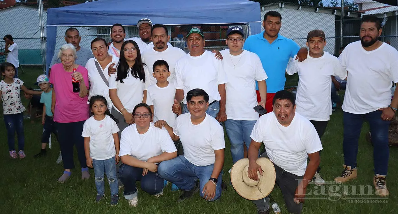 De una ocurrencia a una tradición: la familia López hace volar sus globos en Ajijic