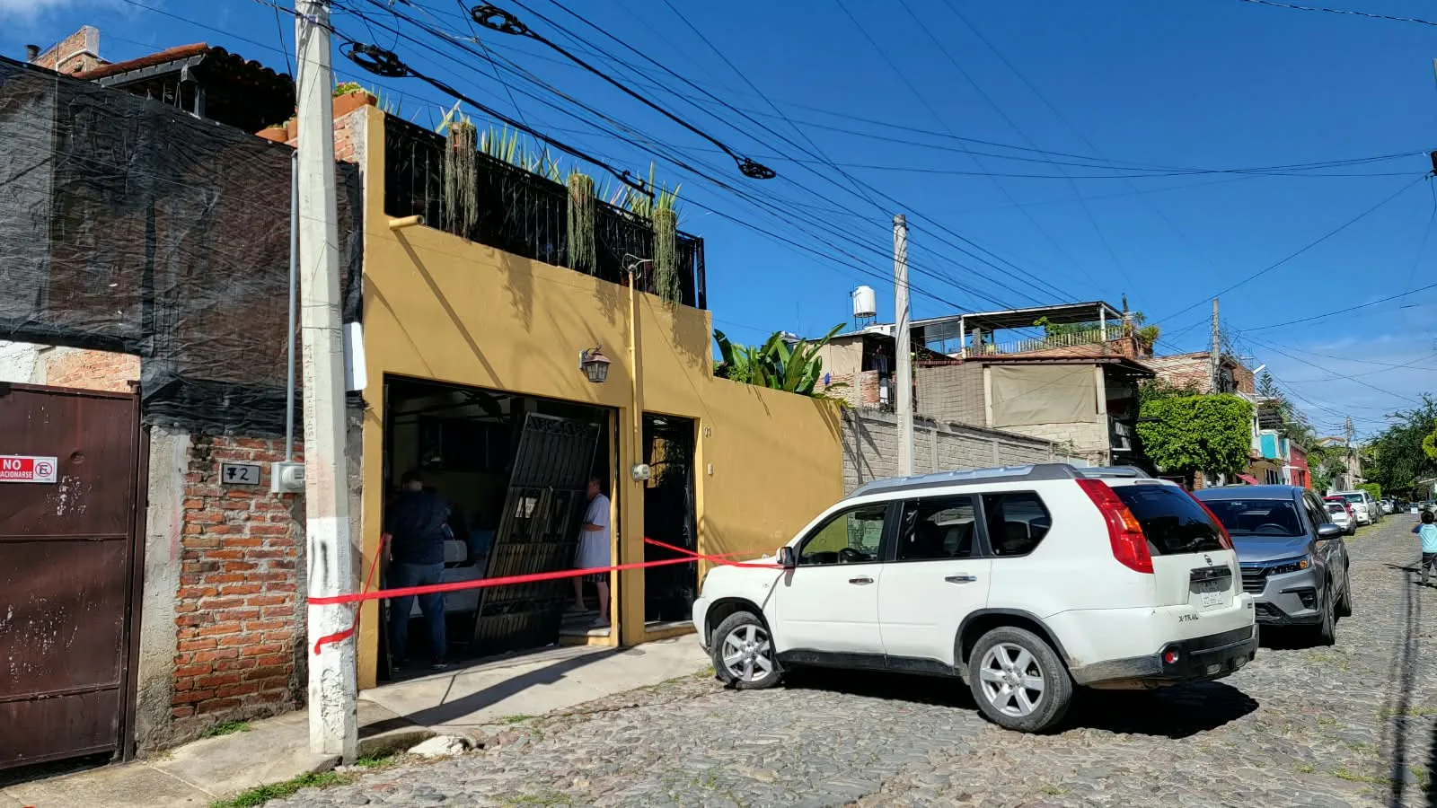 Automóvil impacta contra portón tras intentar evadir cierre de calle en Ajijic 