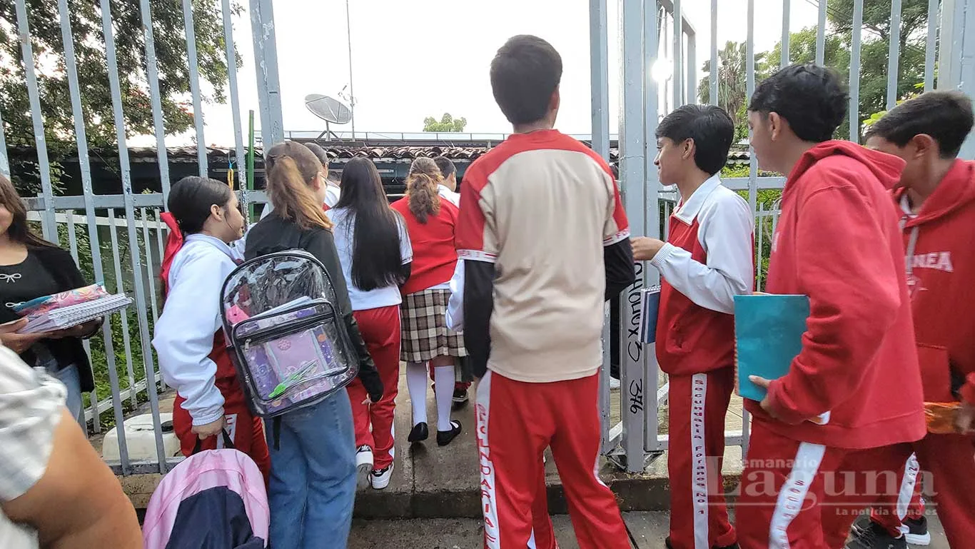 Secundaria de Chapala restringe celulares y prohíbe mochilas al iniciar el ciclo escolar