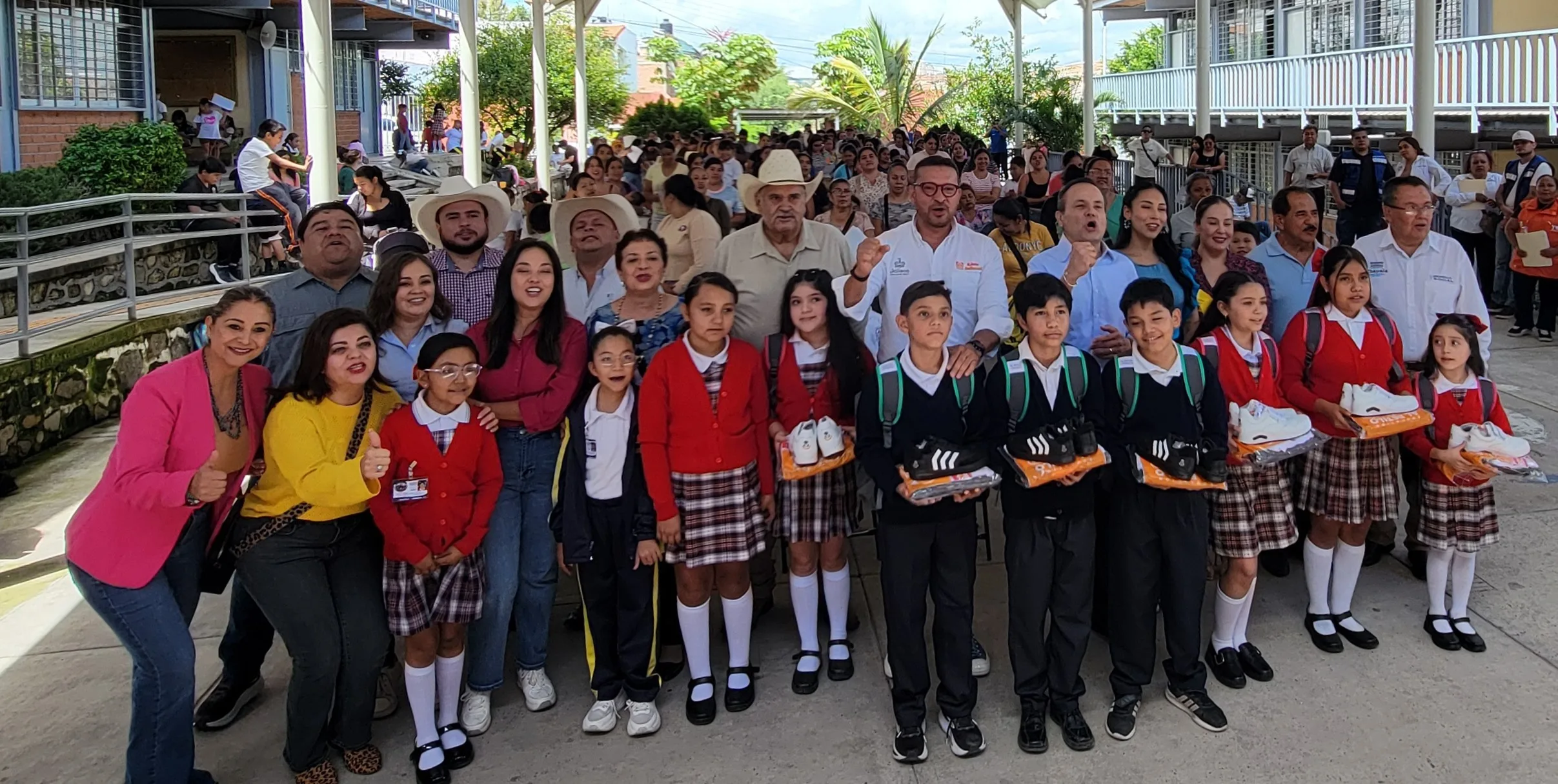 Entregan paquetes escolares gratuitos del Programa Listo Jalisco a estudiantes de Chapala