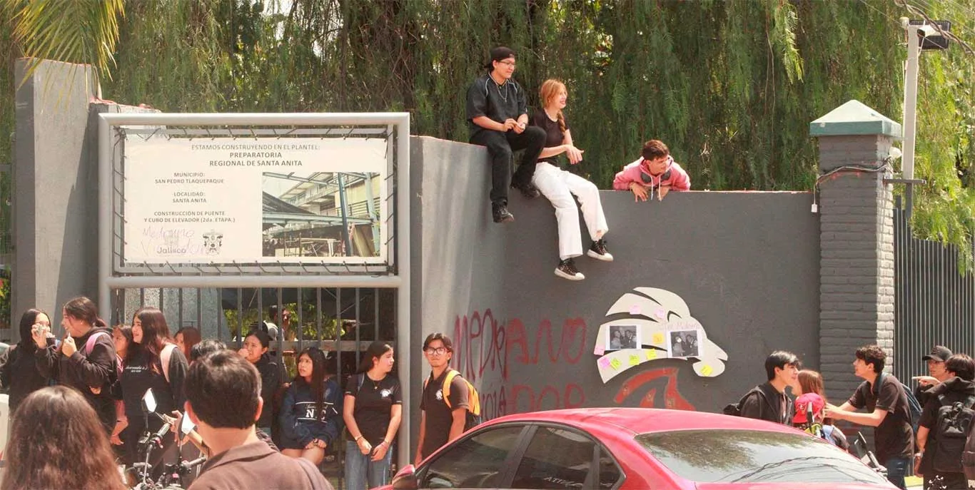 Protestan estudiantes de prepa Santa Anita por maestro señalado de abusador