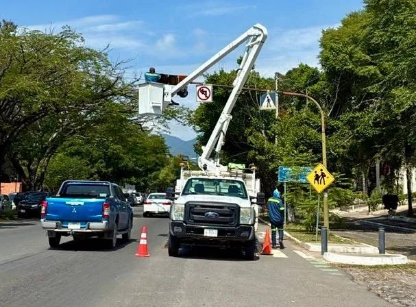 Reparan semáforos de la carretera Chapala–Ajijic a la altura de La Floresta