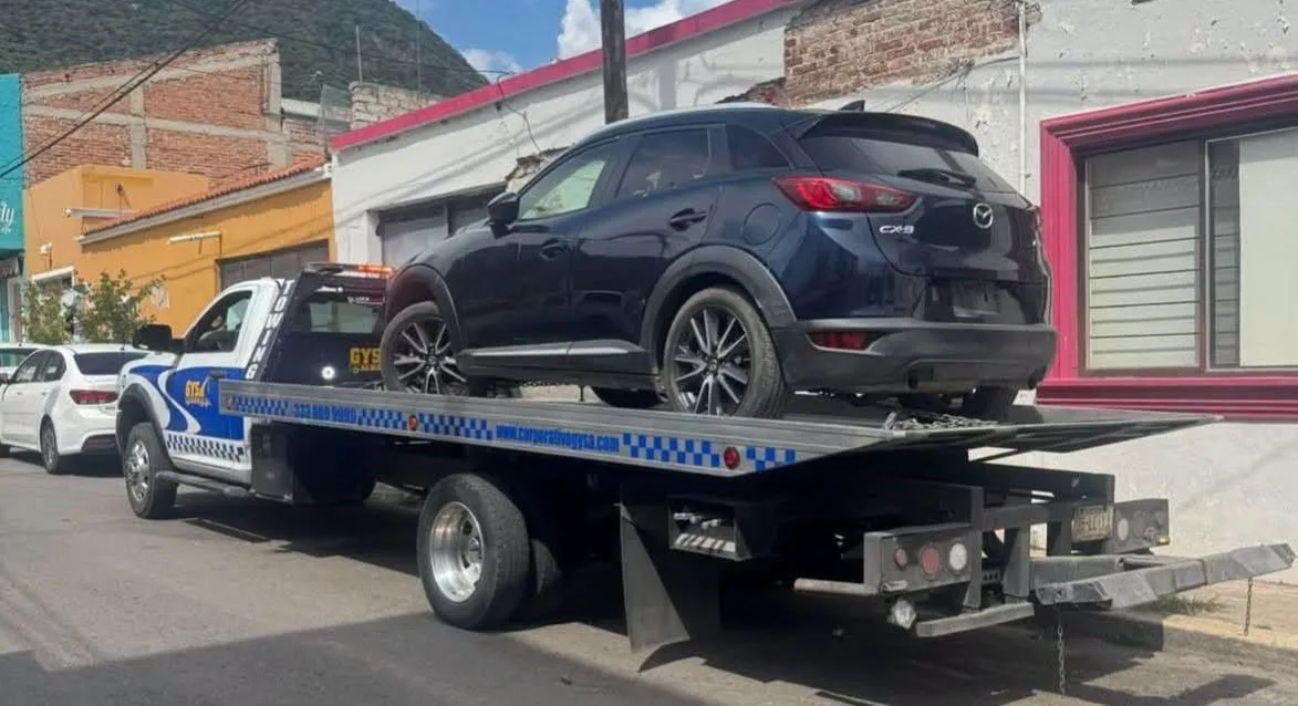 Aseguran Mazda con placas sobrepuestas en Jocotepec
