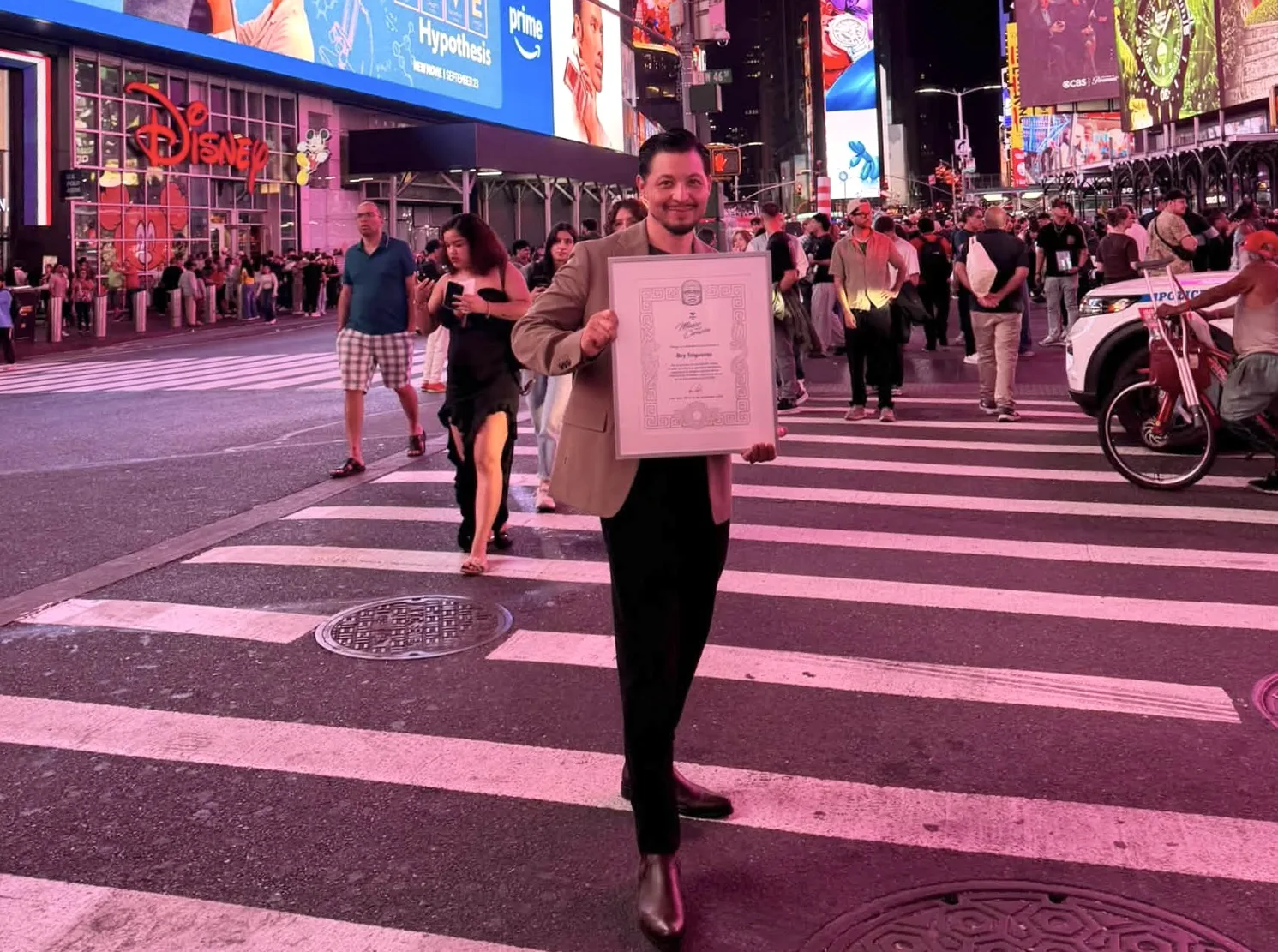 Reconocen en Times Square trayectoria artística de Rey Trigueros