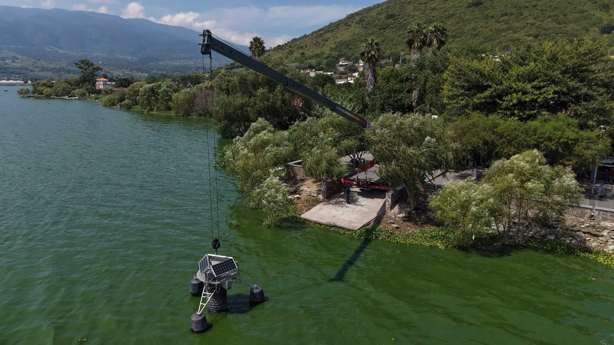 Colocan circuladores solares en Laguna de Cajititlán para oxigenarla