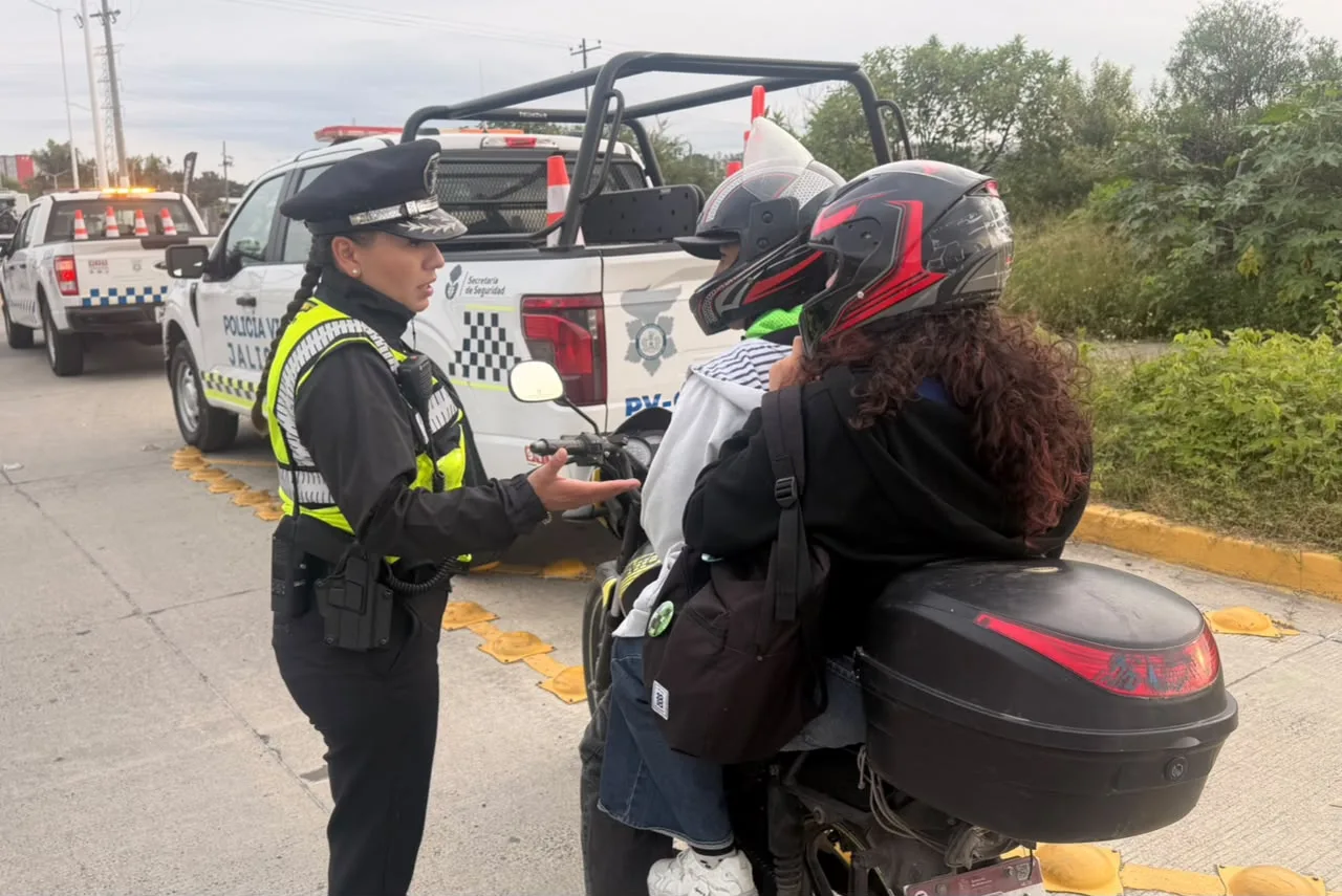 Advierten riesgos de traslados en moto mediante apps en Jalisco