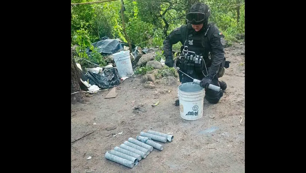 Policía de Jalisco detona 35 explosivos hallados en un campamento