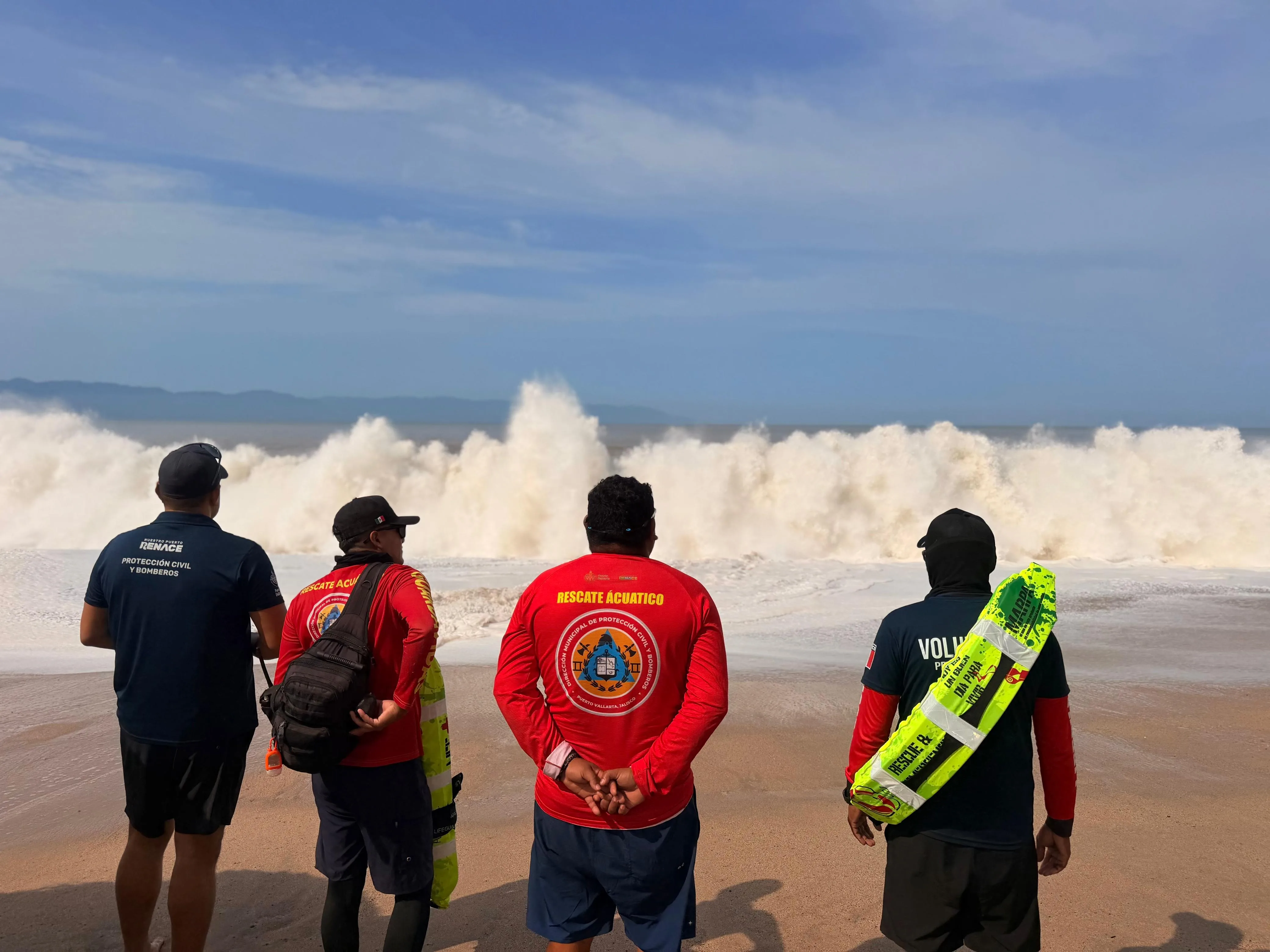 Buscan a joven que fue arrastrada por el mar