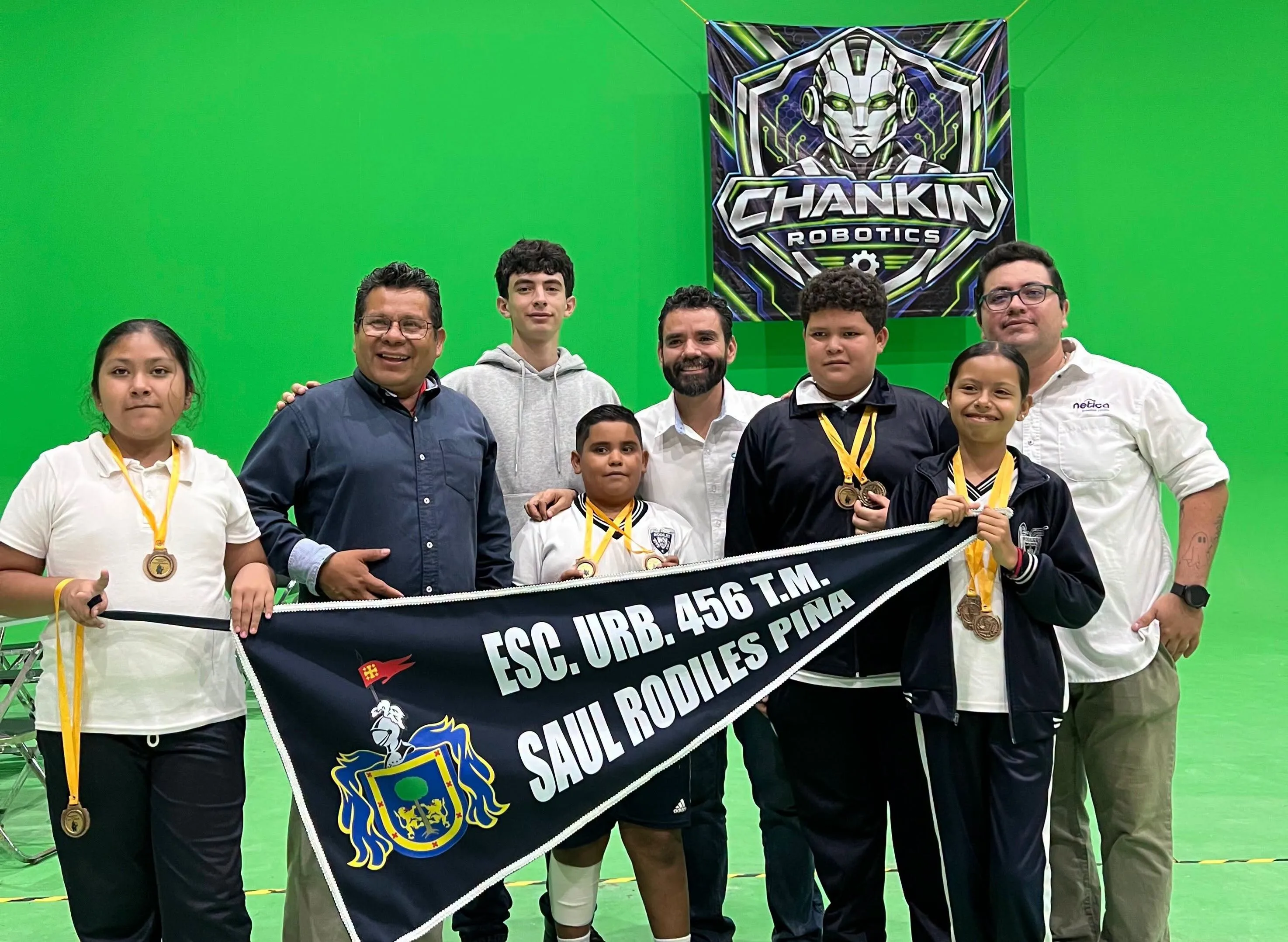 Triunfan alumnos de Ajijic en concurso de robótica