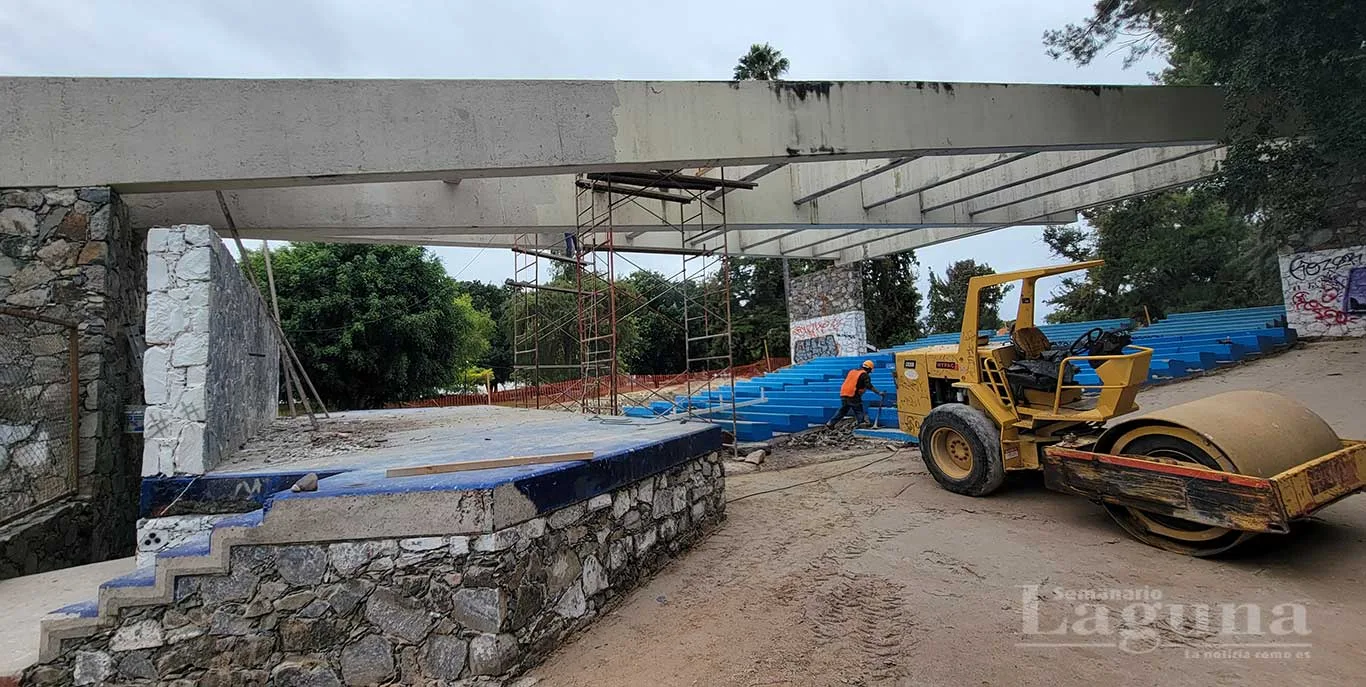 Trabajadores laboran en la rehabilitación del auditorio al aire libre cuyos trabajos terminarán el 23 de diciembre. Foto: D. Arturo Ortega.
