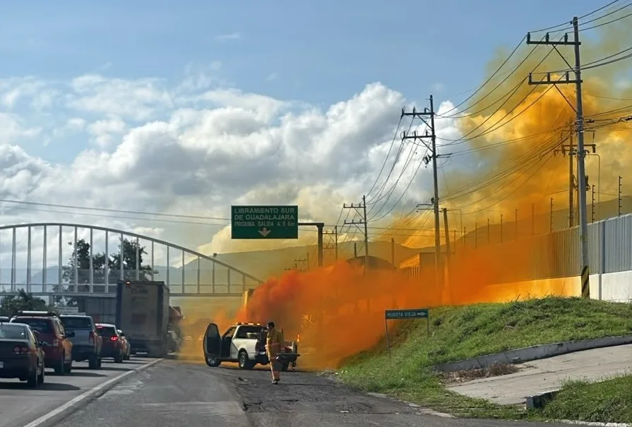 Fuga de ácido nítrico paraliza vía a Chapala y activa emergencia atmosférica