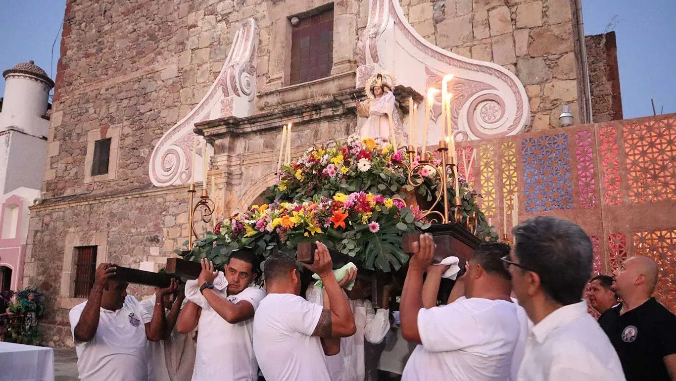 Cargadores del anda durante la procesión de la Virgen del Rosario de 2025. Foto: Sofía Medeles.